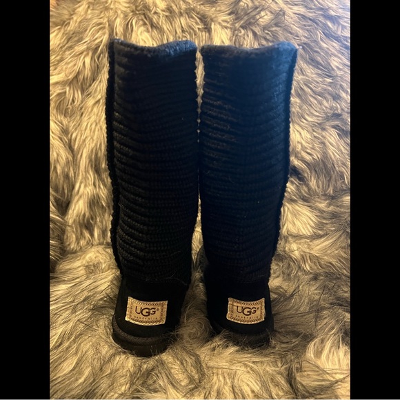Black knit Uggs in the Cardi sweater style sz 6 like new worn 1-2 times. - Picture 3 of 4